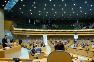 Hollanda'da &ccedil;ifte vatandaş T&uuml;rklere bedelli askerlik kredisi kalkabilir