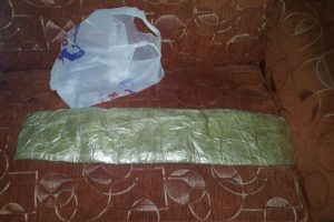 Korseli yaşlı kurye yakalandı