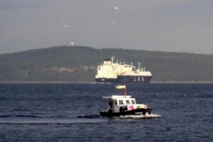 &Ccedil;anakkale Boğazı'ndan doğal gaz tankeri ge&ccedil;ti