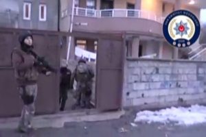 Van'da ter&ouml;r operasyonu: 15 g&ouml;zaltı