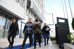 Bursa'da dolandırıcılar &ouml;nce kameraya sonra polise yakalandı