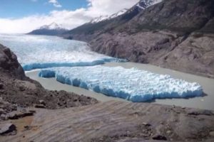 Şili'de 30 yılın en b&uuml;y&uuml;k buz par&ccedil;ası koptu