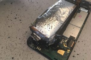 Cep telefonu bomba gibi patladı