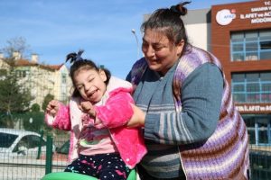 Y&uuml;zde 96 engelli: Minik Elif yardım bekliyor