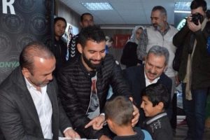 Atiker Konyaspor, 300 &ccedil;ocuğa hediye dağıttı
