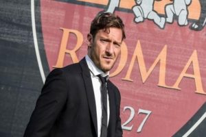 Totti: Trib&uuml;nde olmak acı veriyor