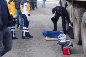 Kamyon yayayı g&ouml;rmedi, bir hayat sona erdi