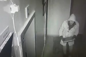 Doktorların e-imzalarını ve bilgisayarlarını &ccedil;alan hırsız kamerada