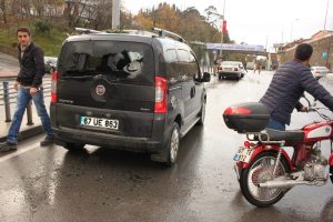 Aniden duran kamyonetin camından i&ccedil;eri girdi