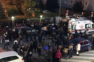 Sokak ortasında dehşet anları! Herkes sokağa d&ouml;k&uuml;ld&uuml;
