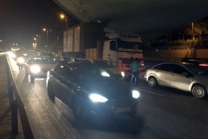 Tır &uuml;st ge&ccedil;ide takıldı