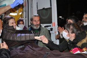 A&ccedil;lık grevindeki Nuriye G&uuml;lmen tahliyenin ardından b&ouml;yle karşılandı