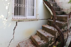 Gizemli kazının yapıldığı mahallede '&ccedil;&ouml;kme' korkusu