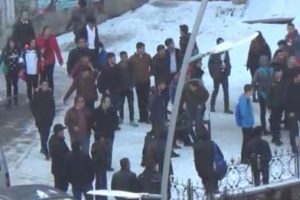 &Ouml;zel okuldan &ccedil;ıkıp, lise &ouml;ğrencisini tekme tokat d&ouml;vd&uuml;ler