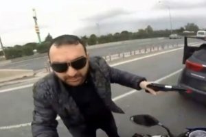 Motosikletliye silah &ccedil;eken s&uuml;r&uuml;c&uuml; g&ouml;zaltında