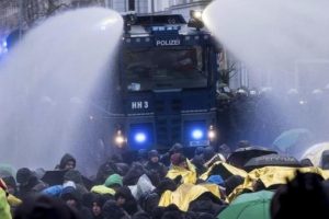 Almanya'da polis ve protestocular &ccedil;atıştı