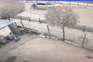 Parayı &ccedil;almak i&ccedil;in adamı metrelerce s&uuml;r&uuml;klediler