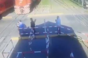 Tren &ccedil;ocuğa b&ouml;yle &ccedil;arptı
