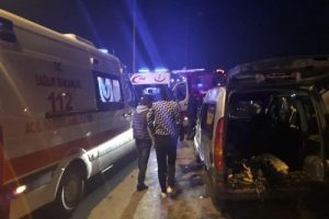 Kavşakta &ccedil;arpıştılar: 4 yaralı
