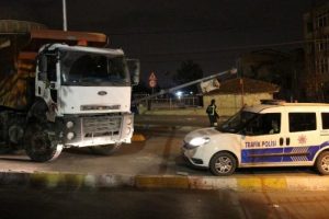 Alkoll&uuml; kamyon s&uuml;r&uuml;c&uuml;s&uuml; MOBESE direğine &ccedil;arptı