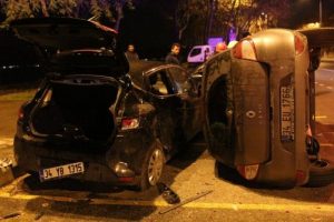 İ&ccedil;inde oturdukları aracın &uuml;zerine otomobil u&ccedil;tu