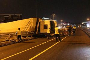 TIR, metrob&uuml;s yoluna devrildi: Yaralılar var
