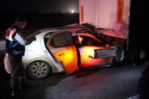 Otomobil TIR'a arkadan &ccedil;arptı: 5 yaralı