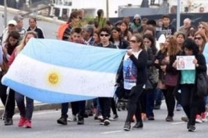 Arjantin'de kayıp denizcilerin yakınlarından protesto