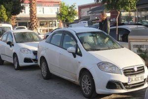 İkiz plakalı ara&ccedil;lar art arda park edince...