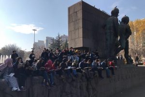 Ellerine cep telefonu değil kitap aldılar