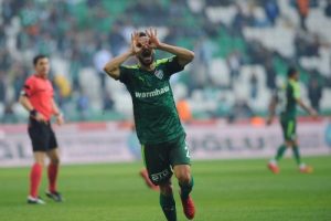 Bursasporlu Aziz Behich T&uuml;rkiye'de zirvede, Avrupa'da da zirve yarışında