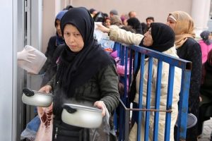 'Askıda yemek' ile ihtiya&ccedil; sahiplerinin y&uuml;z&uuml;n&uuml; g&uuml;ld&uuml;r&uuml;yor