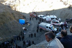 3 kişi su dolu kuyuya d&uuml;şt&uuml;