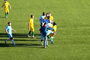 Saha g&ouml;revlisinden futbolcuya tekme