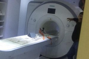 Polisin MR cihazına yapışan silahı &ccedil;ıkartıldı