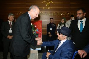 Erdoğan g&ouml;rme engelli ressamın sergisini gezdi