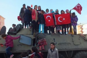 Malazgirtli &ccedil;ocuklar zırhlı ara&ccedil;lara bindi