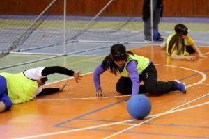 &Ouml;ğrenciler ile g&ouml;rme engelli sporcular golbol ma&ccedil;ı yaptı