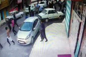 İki aile arasında kavga kamerada: 10 yaralı