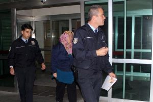 Tartıştığı kocasını bı&ccedil;akladı