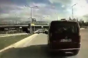 Yolcu minib&uuml;s&uuml;n&uuml; b&ouml;yle tehlikeye soktu!