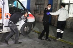 İki gen&ccedil; yolda y&uuml;r&uuml;rken başından yaralandı