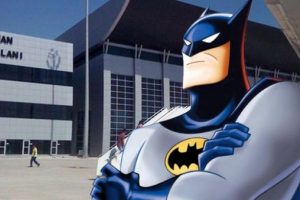 'Batman' Havalimanı isyanı! Yetkililer tepki g&ouml;sterdi