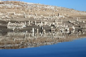 Baraj suları çekilince mezarlıklar ortaya çıktı