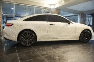 L&uuml;ks aracını swarovski taşla kapladı