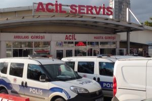 Cezaevi &ouml;n&uuml;nde silahlı kavga: 2 &ouml;l&uuml;