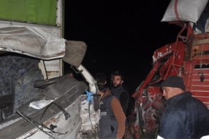 Bursa'da iki kamyon kafa kafaya çarpıştı