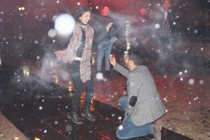 Dondurucu soğukta s&uuml;rpriz evlenme teklifi