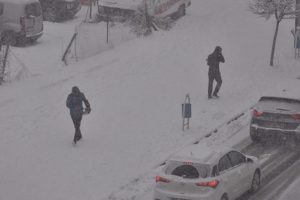 Kars'ta eğitime kar engeli! Okullar 1 gün tatil edildi