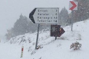 Bursa'da aşırı kar yağışı o ilçede köy yollarını kapattı, ekipler açtı
